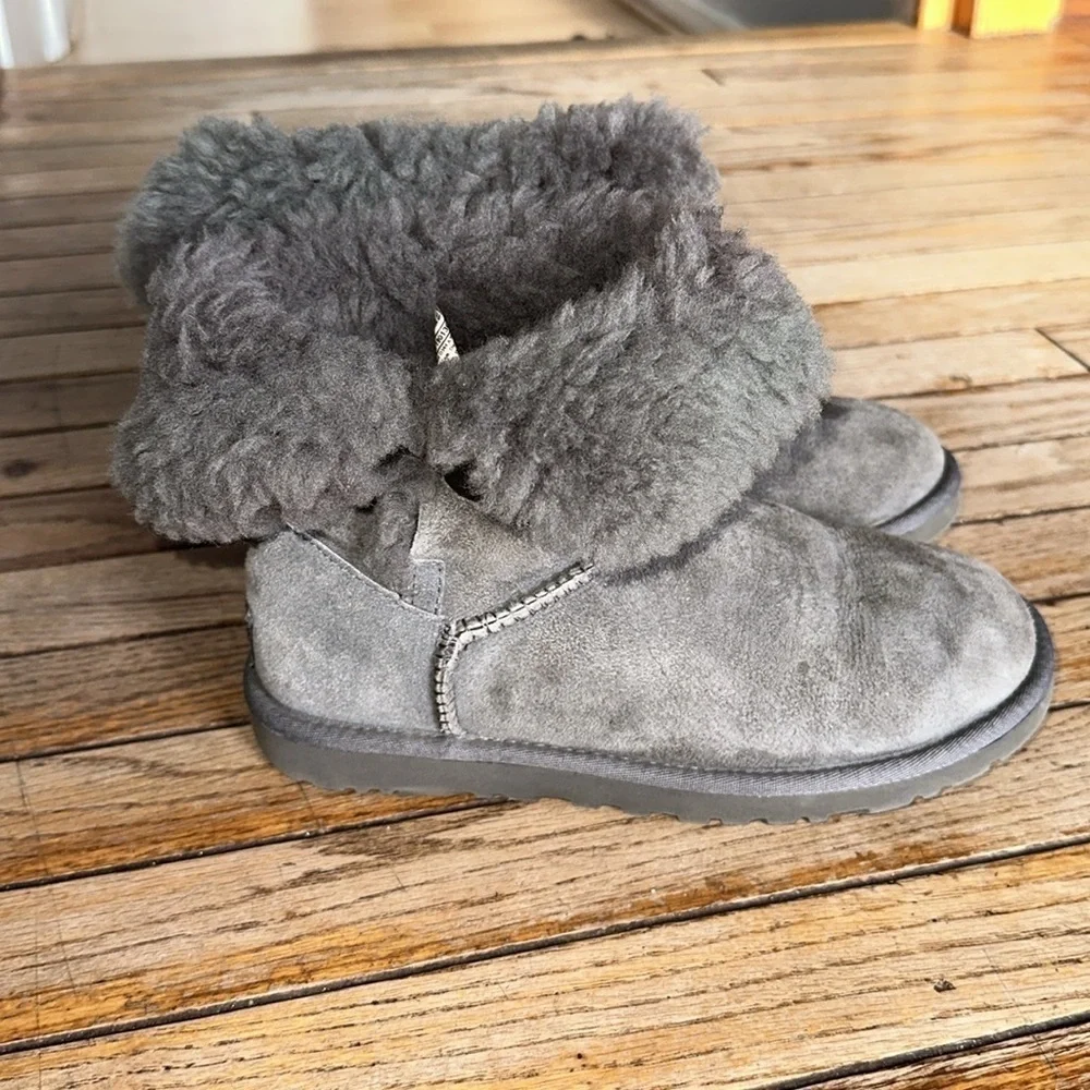 Uggs Bailey Button II boot grey size 6